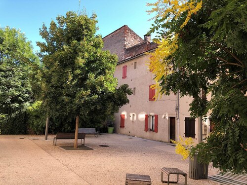 Apartment 2*, place Saint Priest, floor 1