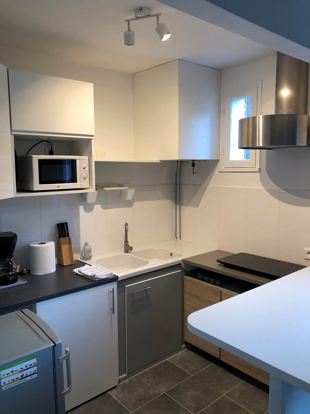 Kühlschrank, Mikrowelle, Wasserkocher mit Kaffee-/Teezubehör, Toaster