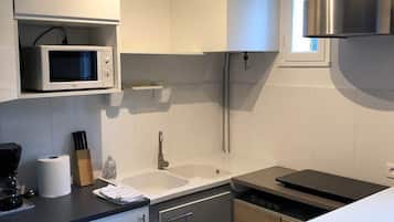 Een koelkast, een microgolfoven, een koffiezetapparaat/waterkoker