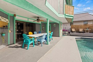 屋外ダイニングエリア