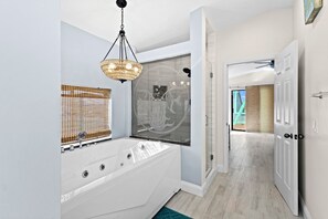 シャワー、ジェットバス、環境にやさしいバスアメニティ、ヘアドライヤー