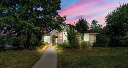 Woodlands Wonderland: Cozy 3-BRM Home