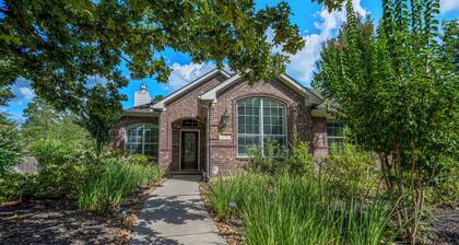 Woodlands Wonderland: Cozy 3-BRM Home