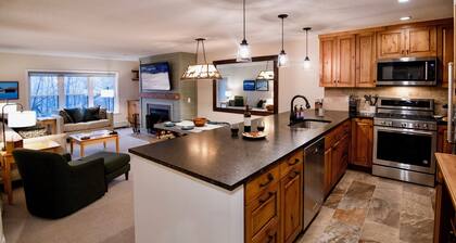 3BR/2BA, Ski in/out from A/B lift, pool & hot tub
