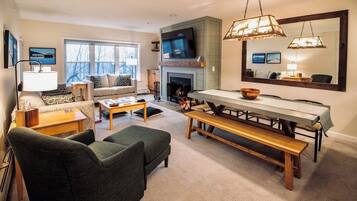 TV connectée, cheminée, livres