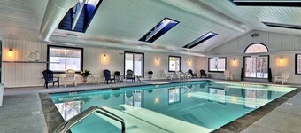 3BR/2BA, Ski in/out from A/B lift, pool & hot tub