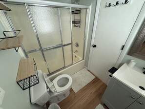 Haartrockner, Handtücher, Seife, Toilettenpapier