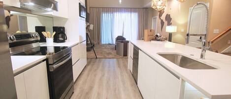 Réfrigérateur, micro-ondes, four, plaque de cuisson