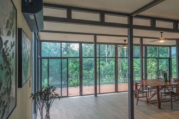 Luxe cottage, 3 slaapkamers | Dineren in de kamer