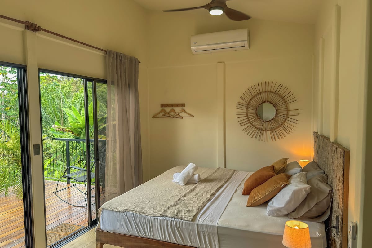 Comfort-bungalow, 1 suuri parisänky, näköala puutarhaan | 1 makuuhuone, egyptinpuuvillaiset lakanat, ylelliset vuodevaatteet