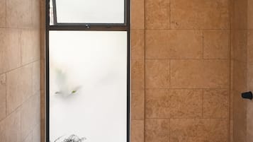 Bungalow Deluxe, vistas al jardín | Baño | Ducha, cabezal de ducha tipo lluvia, toallas y jabón