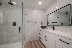 Serviettes fournies, savon, papier toilette