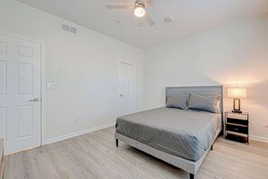 1 habitación, tabla de planchar con plancha, wifi y ropa de cama
