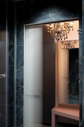 Dobbeltrom – design | Oppholdsområde | En 55-tommers smart-TV med kabel-kanaler samt premierefilmer