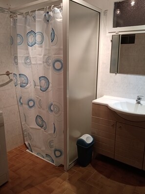 Douche, sèche-cheveux, papier toilette