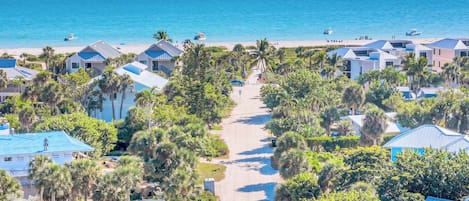 Chaises longues, serviettes de plage