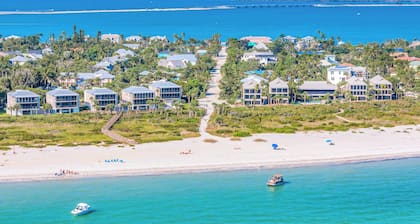 Seahorse Suites #2. Fun,Beach, Games, Memories!