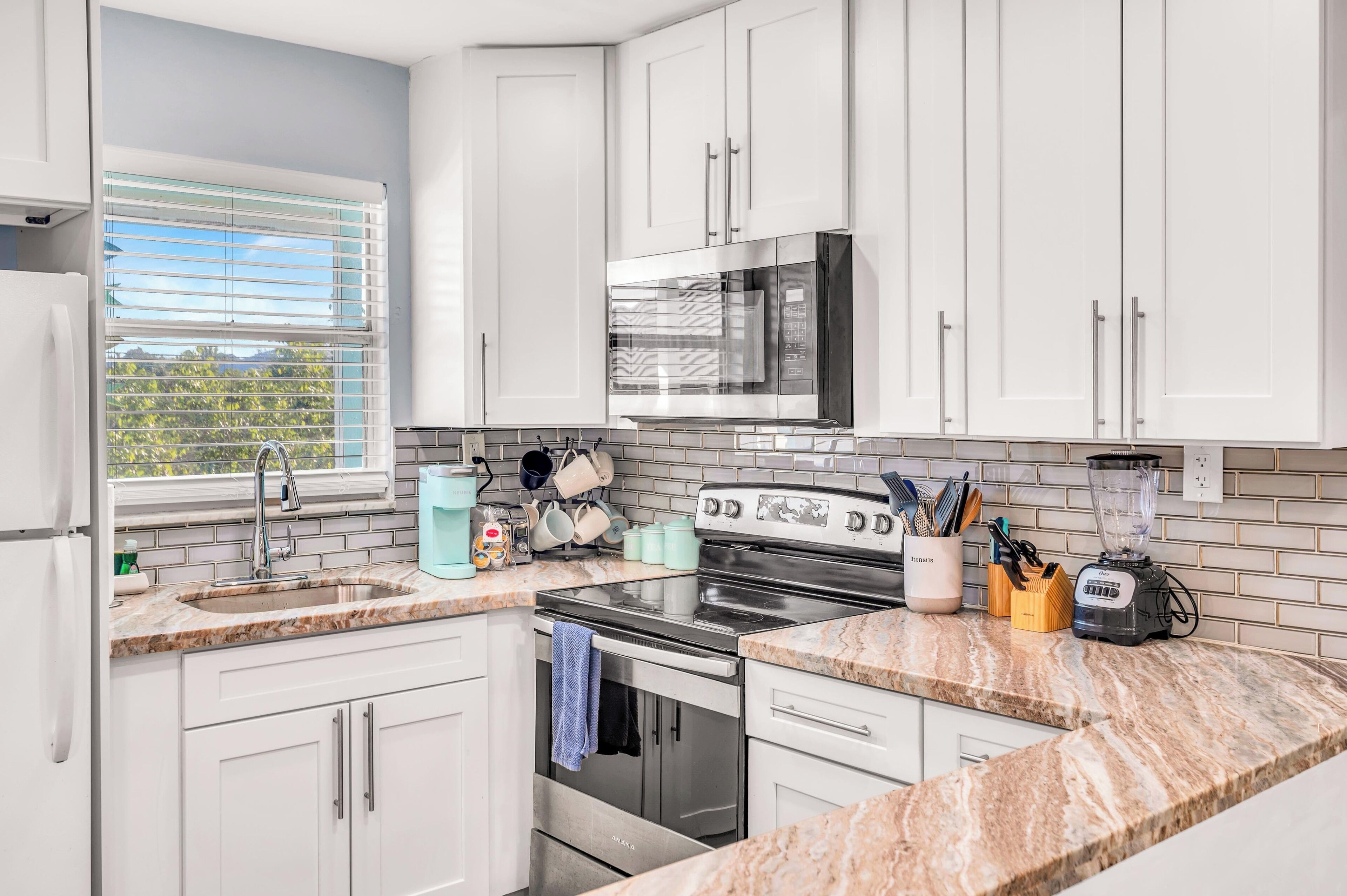 Kylskåp, mikrovågsugn, ugn och spishäll