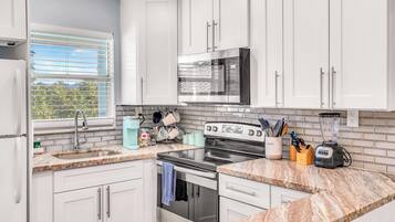 Kylskåp, mikrovågsugn, ugn och spishäll