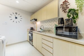 冷蔵庫、電子レンジ、オーブン、コンロ