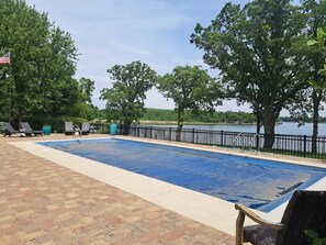 Een verwarmd zwembad