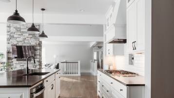 Jääkaappi, mikroaaltouuni, uuni, liesi