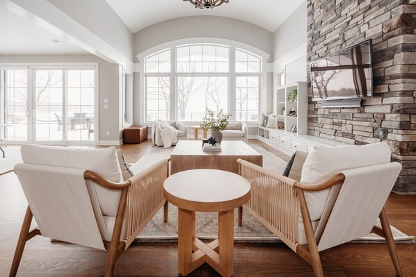 Televisión, chimenea, reproductor de DVD