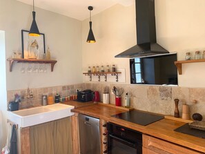 Een oven, een kookplaat, een vaatwasser