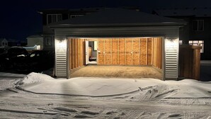 Exterior - Stylish New Home, Near Shops, WiFi, 2V Garage, Smart TV, Private Yard, Near ✈️. (Edmonton)