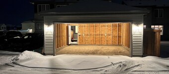 Stylish New Home, Near Shops, WiFi, 2V Garage, Smart TV, Private Yard, Near ✈️.