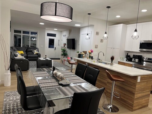 Stylish New Home, Near Shops, WiFi, 2V Garage, Smart TV, Private Yard, Near ✈️.