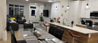 Stylish New Home, Near Shops, WiFi, 2V Garage, Smart TV, Private Yard, Near ✈️.