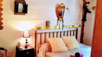 5 bedrooms, iron/ironing board, WiFi, bed sheets