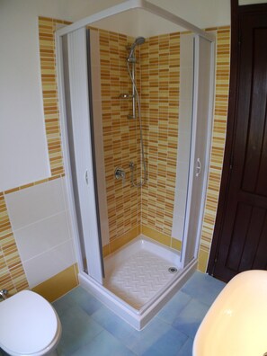 Shower, hair dryer, bidet, towels - First Floor in Costa Rei, sleeps 4, 500 meters from the beach (costa rei)