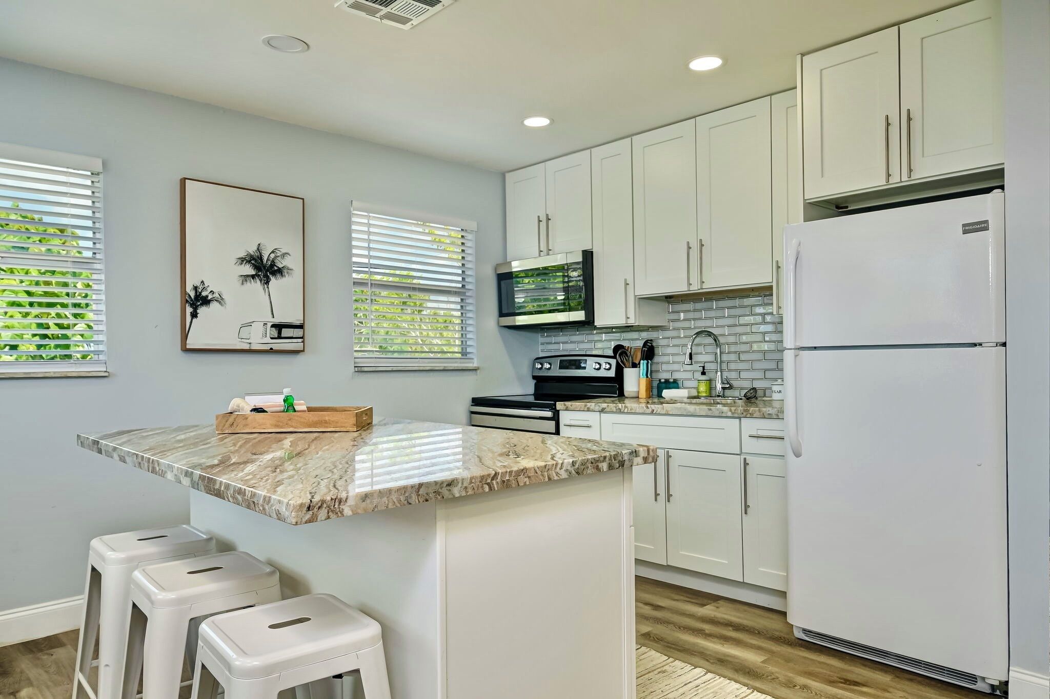 Een magnetron, een oven, een kookplaat, een koffiezetapparaat/waterkoker