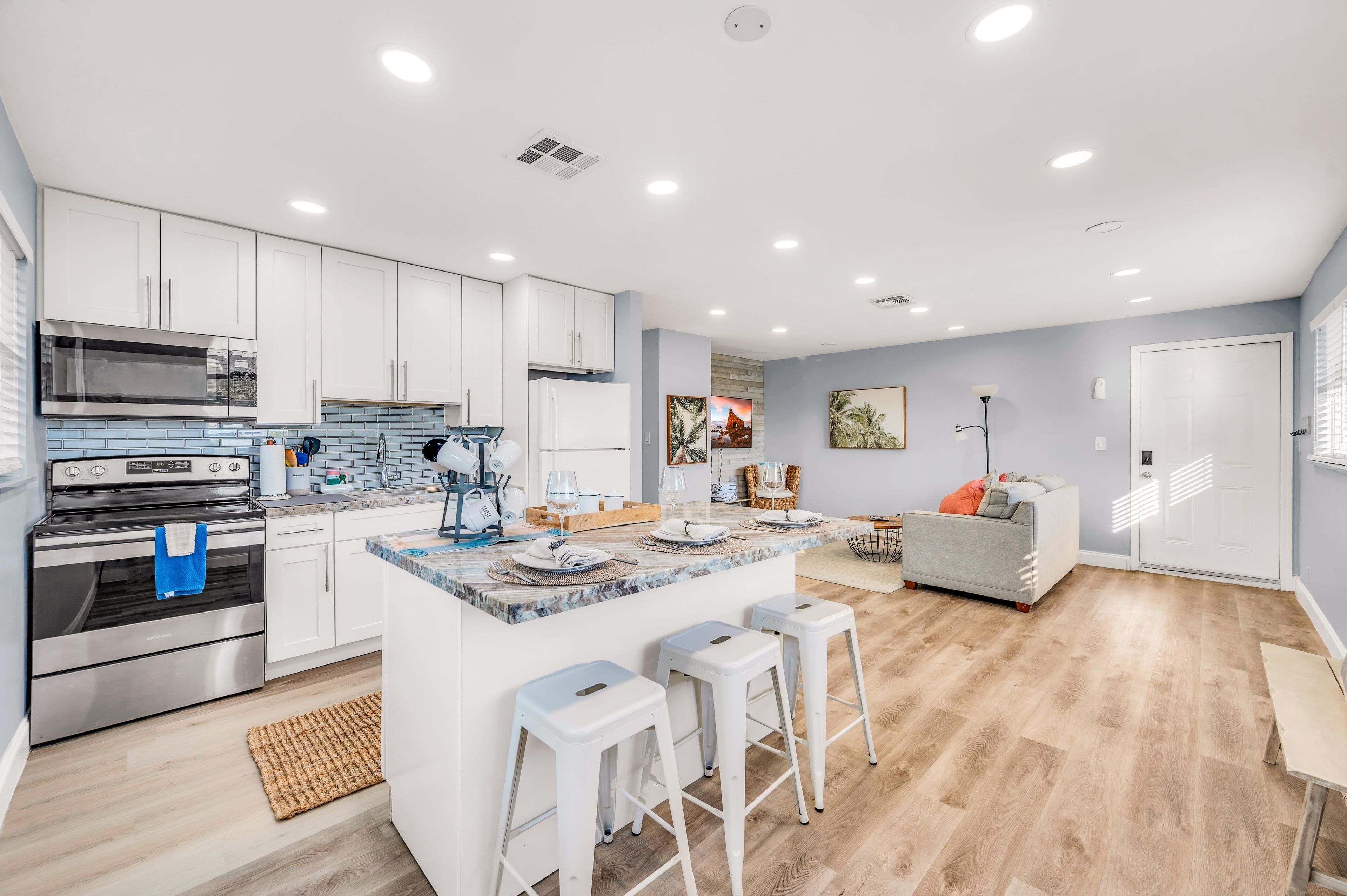 Micro-ondes, four, plaque de cuisson, cafetière/bouilloire