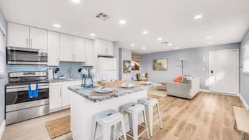 Mikrobølgeovn, ovn, kokeplater og kaffetrakter/tekoker