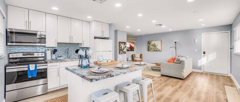 Micro-ondes, four, plaque de cuisson, cafetiĂšre/bouilloire