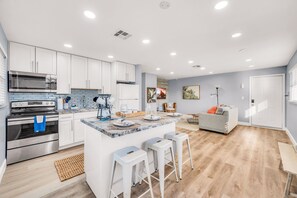 Mikrovågsugn, ugn, spishäll och kaffe- och tebryggare