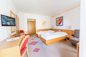 Classic Double Room | Desk, laptop workspace, soundproofing, free WiFi - Stadthotel Raabs an der Thaya (Raabs An Der Thaya)
