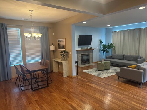 4bd 2.5 ba/4King Beds/ W/D/  Fenced Yard/ 24hr Security