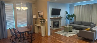 4bd 2.5 ba/4King Beds/ W/D/  Fenced Yard/ 24hr Security