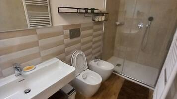 Dusche, Haartrockner, Bidet, Handtücher