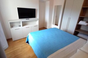 3 dormitorios, caja fuerte, escritorio y tabla de planchar con plancha