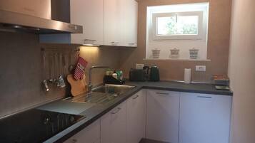 Frigorifero, microonde, forno, piano cottura