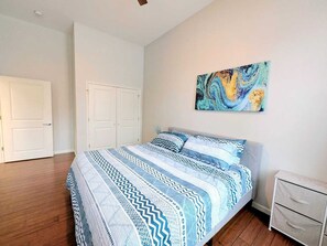 1 habitación, caja de seguridad en la habitación y escritorio 