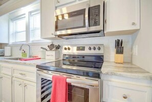 Mikrobølgeovn, ovn, kokeplater og oppvaskmaskin
