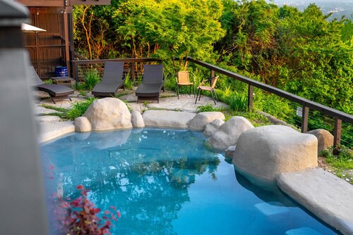 Luxury 4BR Private Resort Greenville SC w/ Pool-Hot Tub-Tennis/Pickleball & More