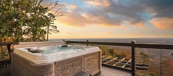 Luxury 4BR Private Resort Greenville SC w/ Pool-Hot Tub-Tennis/Pickleball & More