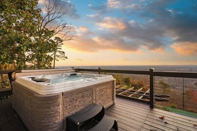 Luxury 4BR Private Resort Greenville SC w/ Pool-Hot Tub-Tennis/Pickleball & More